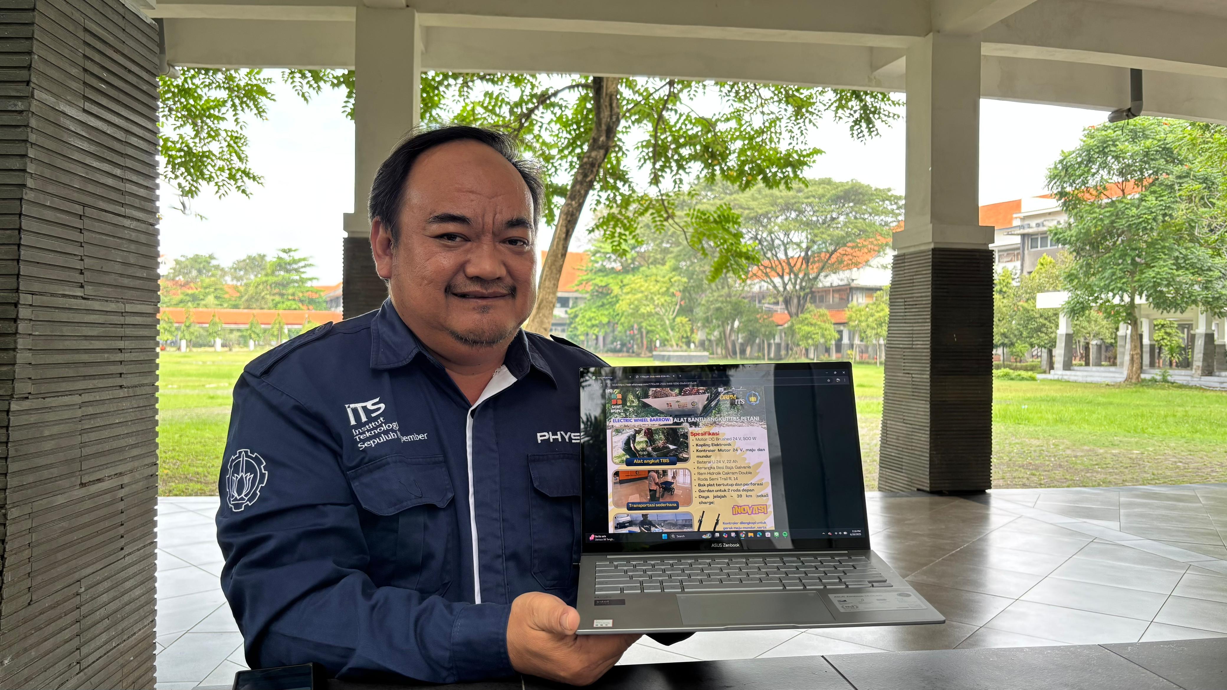 Palm oil: assist the harvest transport first